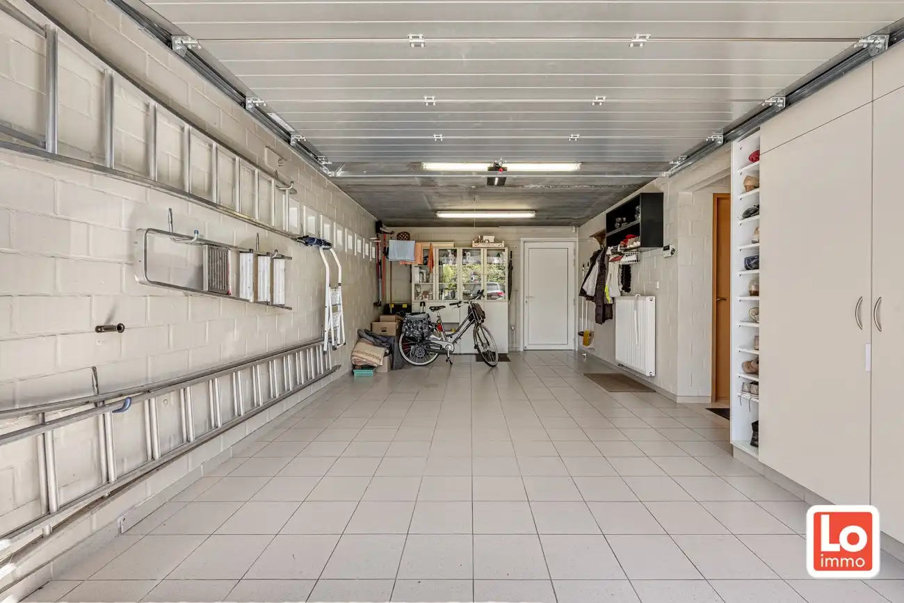 Instap klare open woning met ruime inpandige garage en gezellige tuin op een rustige locatie en toch nabij het centrum van Lochristi! foto 23
