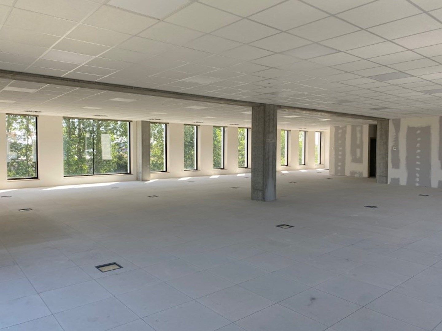 Kantoor 355,9 m² op toplocatie te Roeselare met parkeerplaatsen.   foto 5