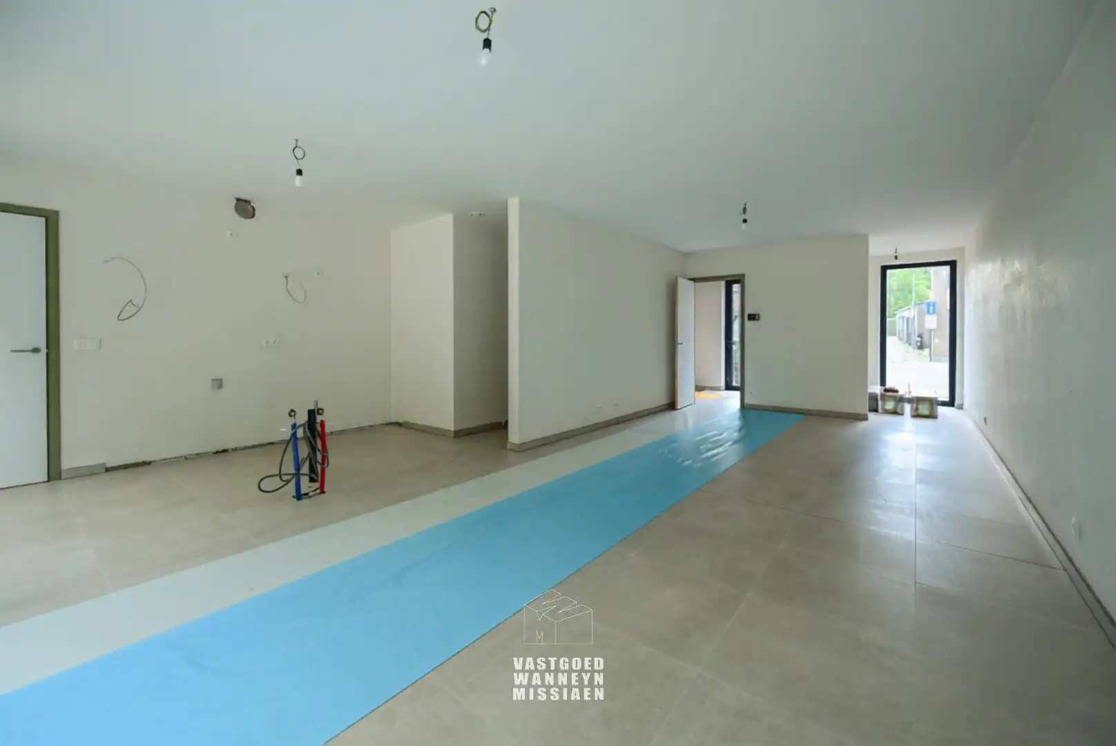 Moderne energiezuinige halfopen woning met 3 slaapkamers, tuin en carport foto 3