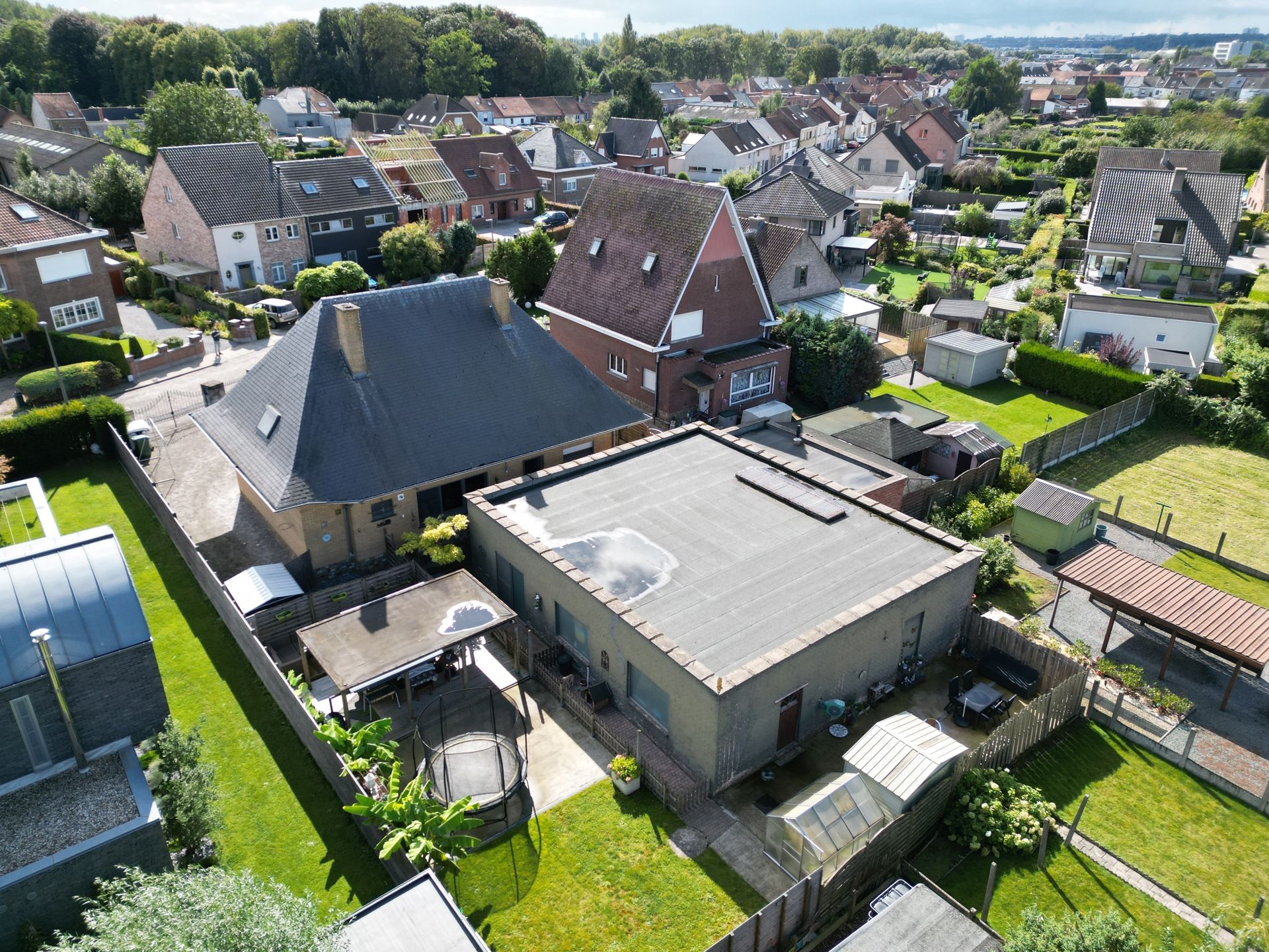 Hoofdfoto van de publicatie: Ruime woning met loods