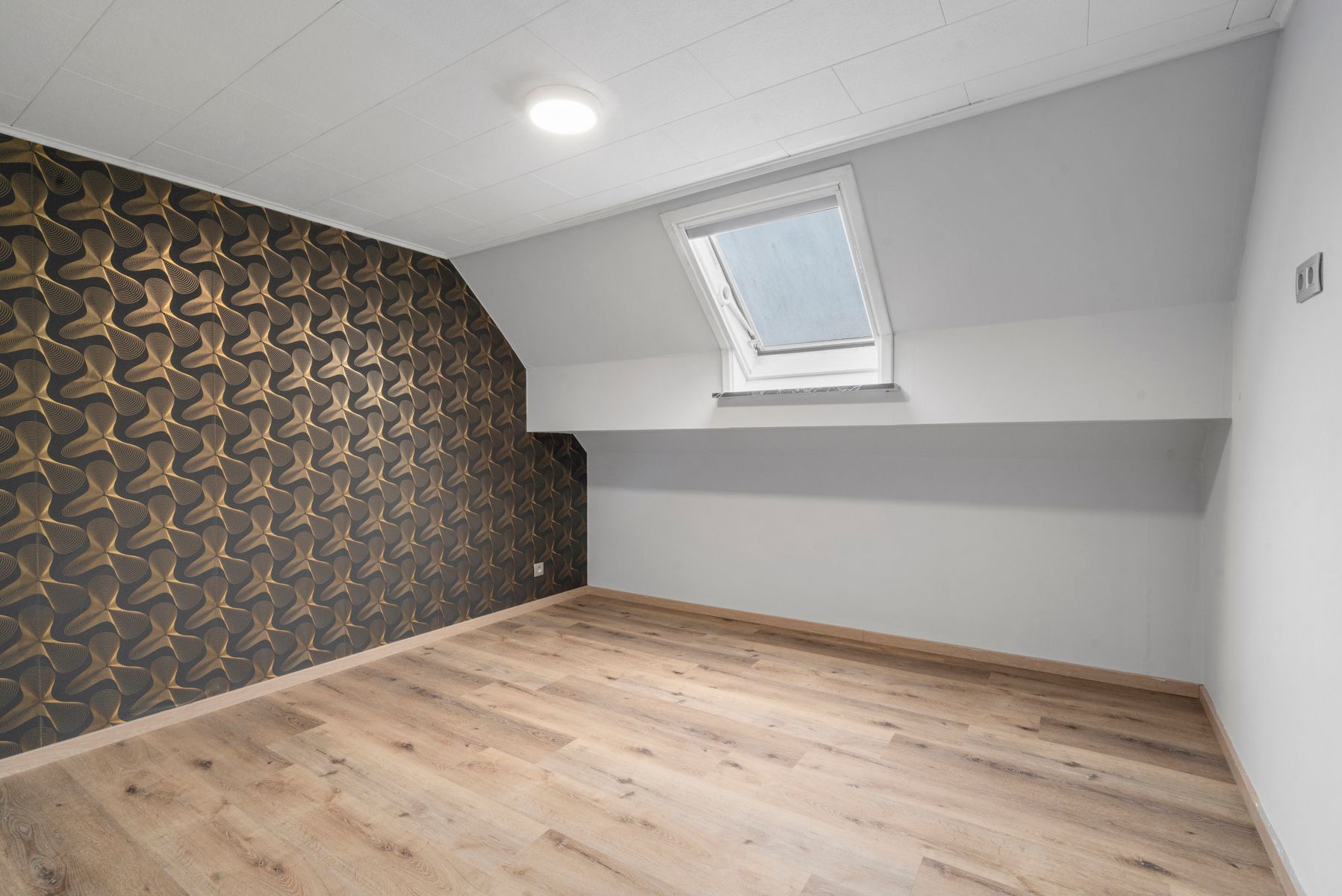 Deels te renoveren woning met 3 slaapkamers en garage foto 10