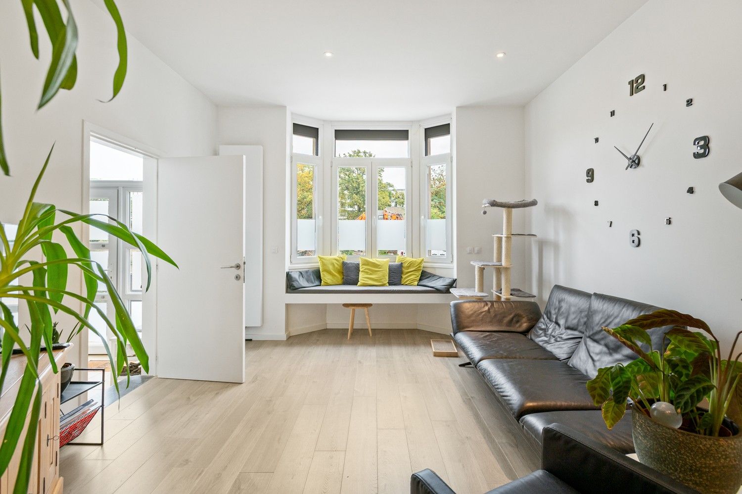 Charmant huis met 3 slaapkamers, koer en terras te Deurne! foto 2
