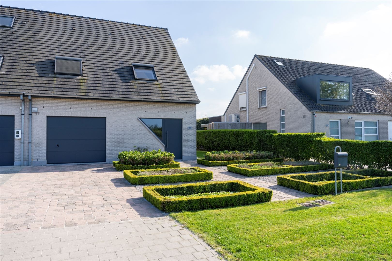 Kwalitatief afgewerkte woning met zonnige tuin, 3 slaapkamers en bureau. foto {{pictureIndex}}