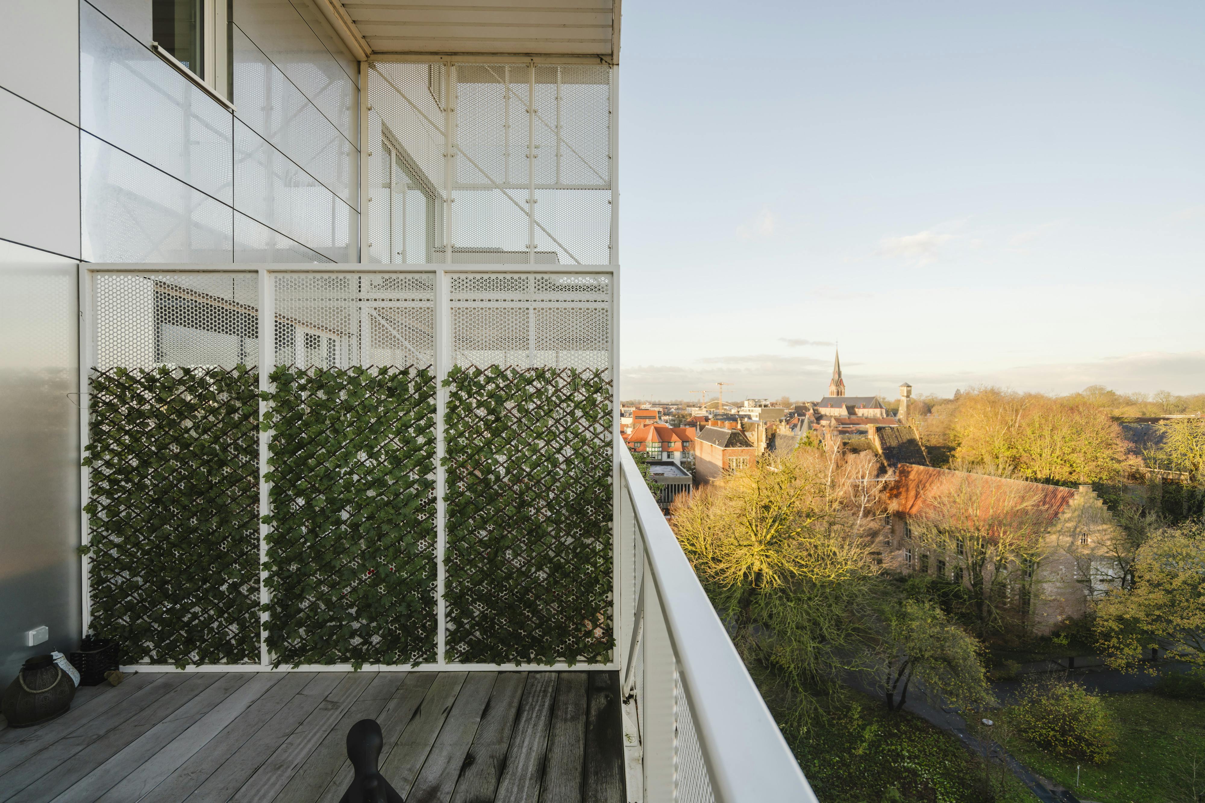 Adembenemend appartement met Leiezicht in hartje Kortrijk foto 4