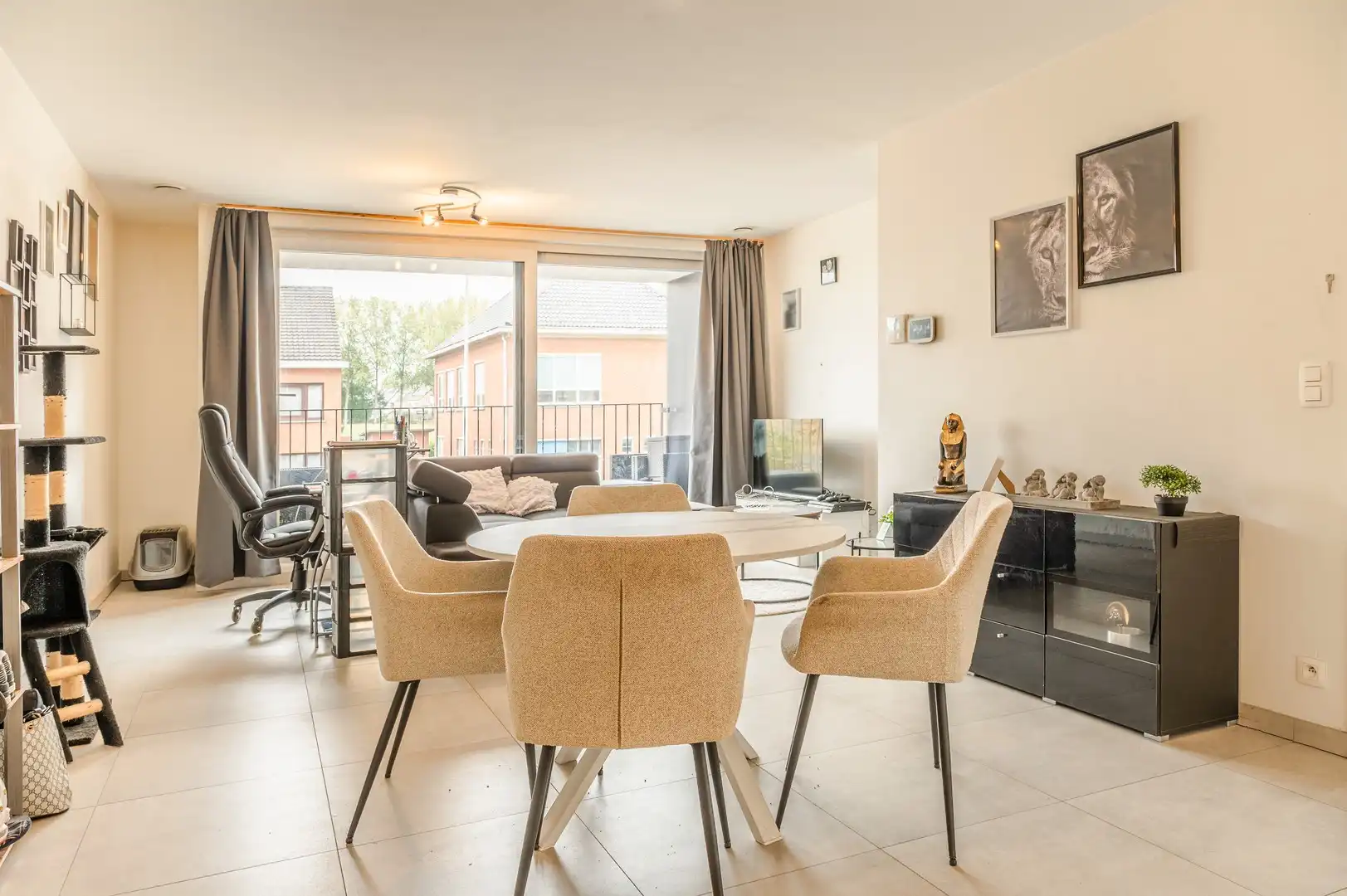 Modern 2 slaapkamer appartement met overdekte autostaanplaats foto 3