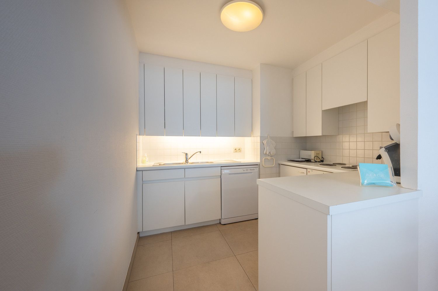 Instapklaar vakantie-appartement met zijdelings zicht op zee foto 9