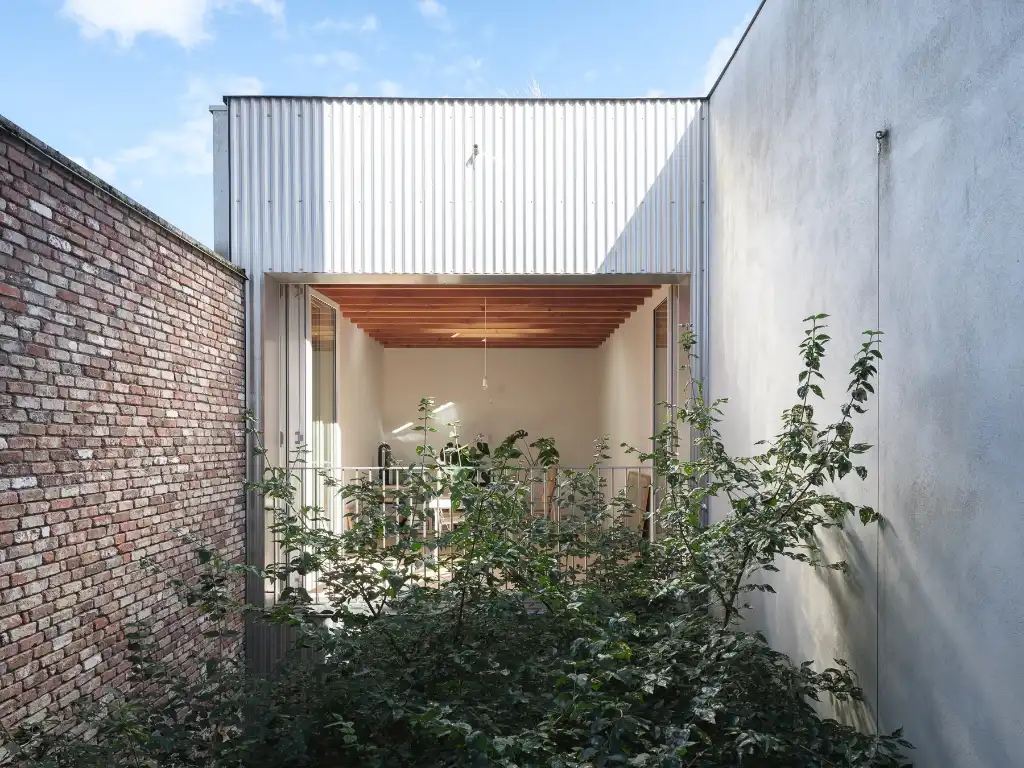 Architectuur, centrum Gent – Genereuze split-level woning met bijzondere ruimtelijkheden, dakterras, en achterliggende polyvalente praktijkruimte. foto 21