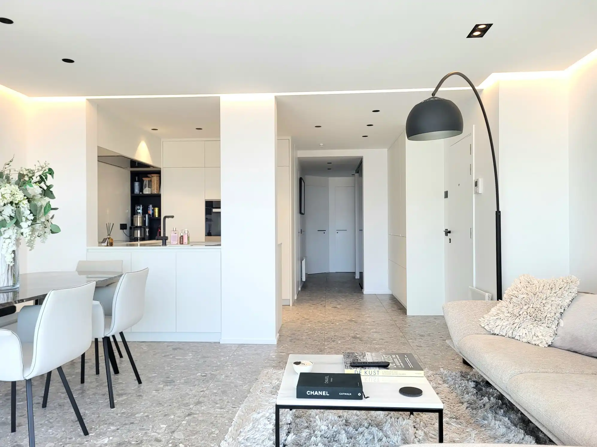 Prachtig gerenoveerd 3 slaapkamer appartement op de Zeedijk van Oostduinkerke te koop foto 2