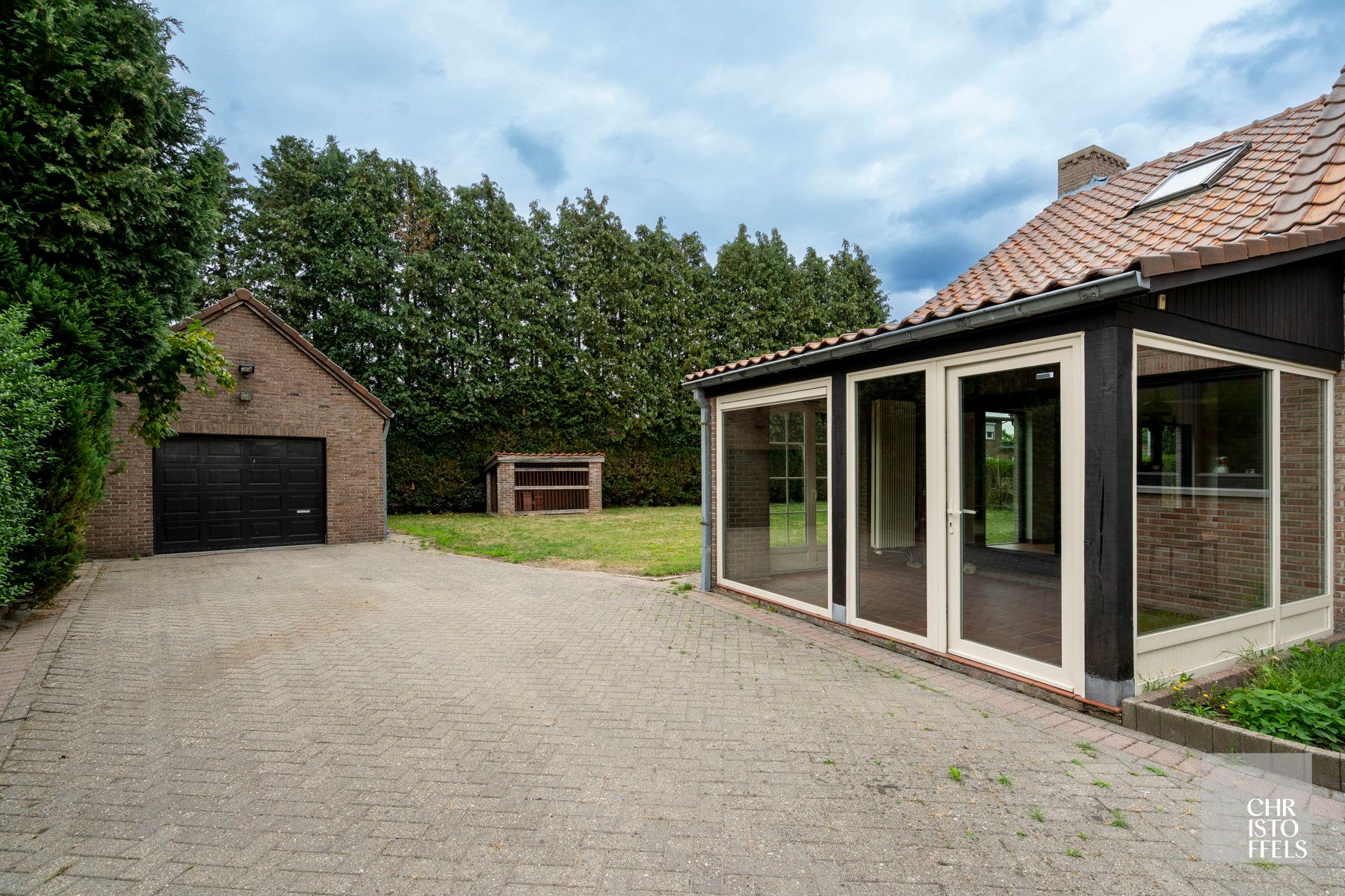 Instapklare, karaktervolle woning met eventuele praktijkruimte (229m²) te Genk!  foto 8