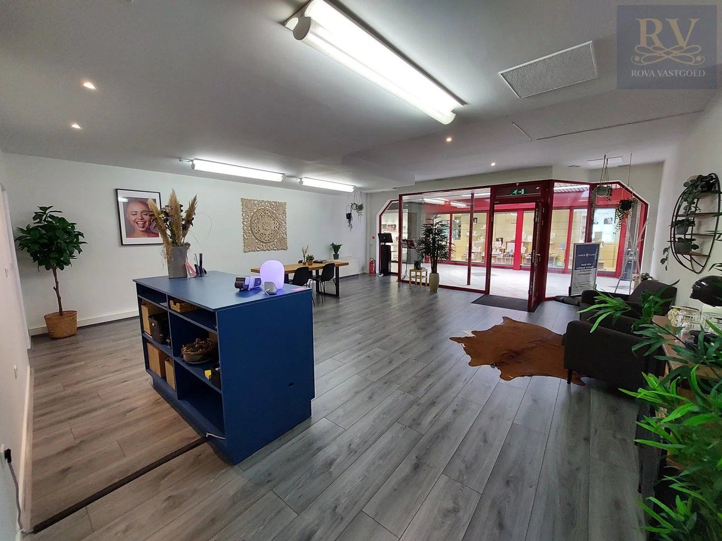 WINKELRUIMTE VAN +/- 80 M²   IN GALERIJ RUBENS IN LANAKEN foto 4