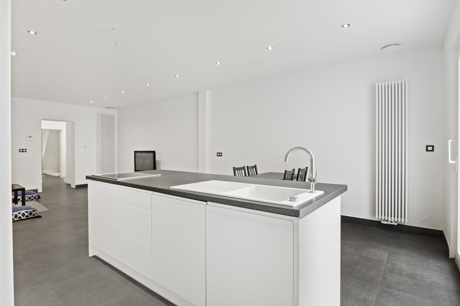 Luxe gerenoveerde woning met 4 slpk en garage foto 2
