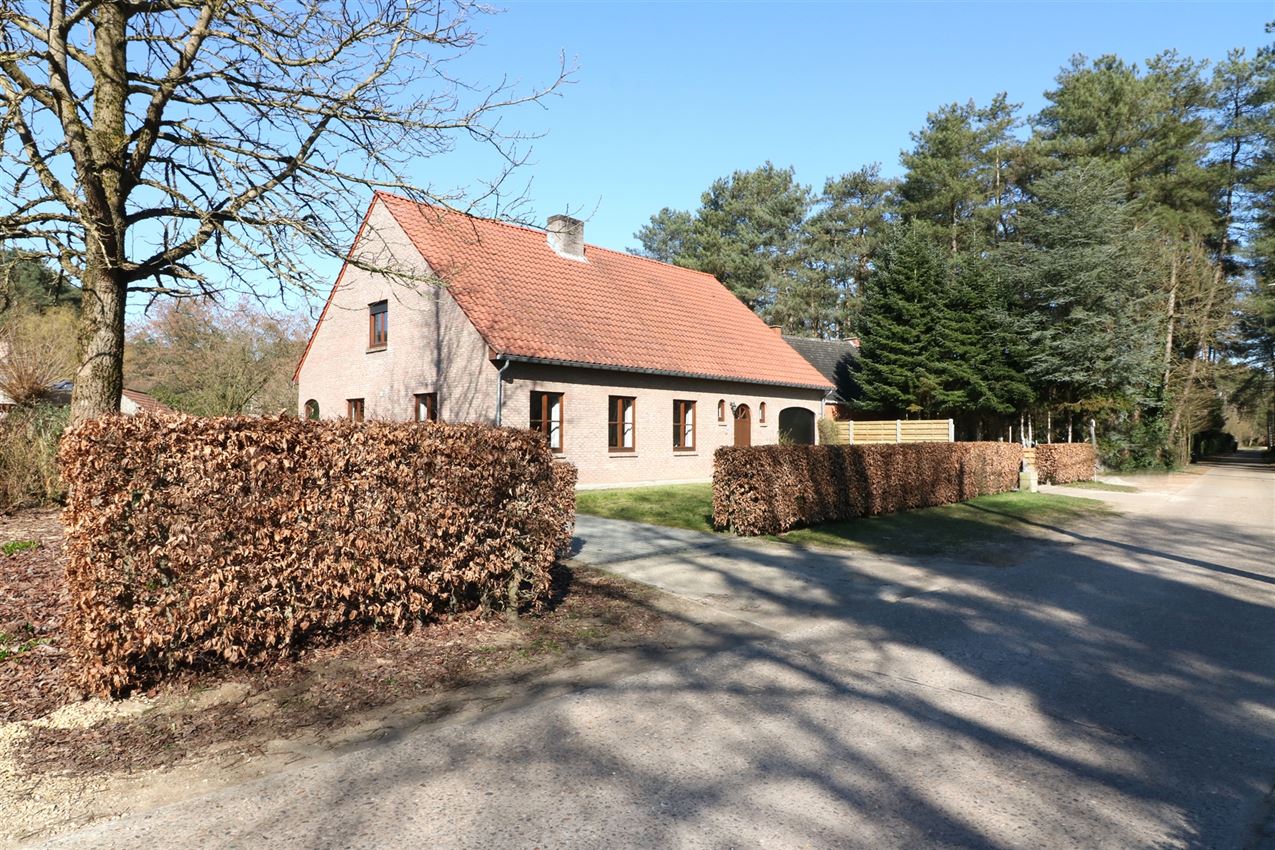 Label c, mooi gelegen landhuis, zonnige leefruimte foto {{pictureIndex}}