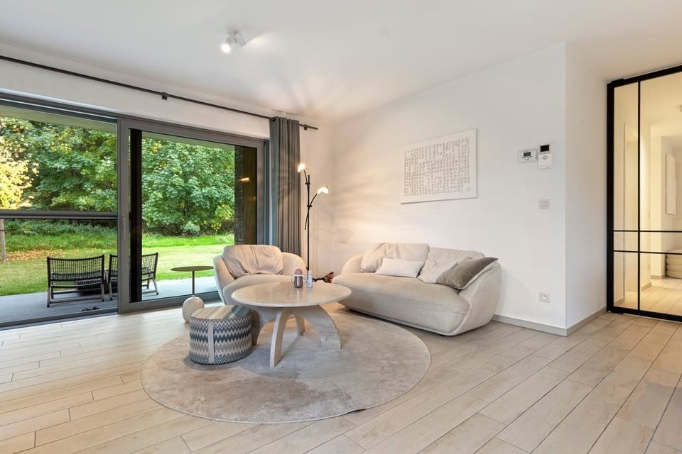 MODERN GELIJKVLOERS APPARTEMENT MET TERRAS EN STANPLAATS IN TONGEREN foto {{pictureIndex}}