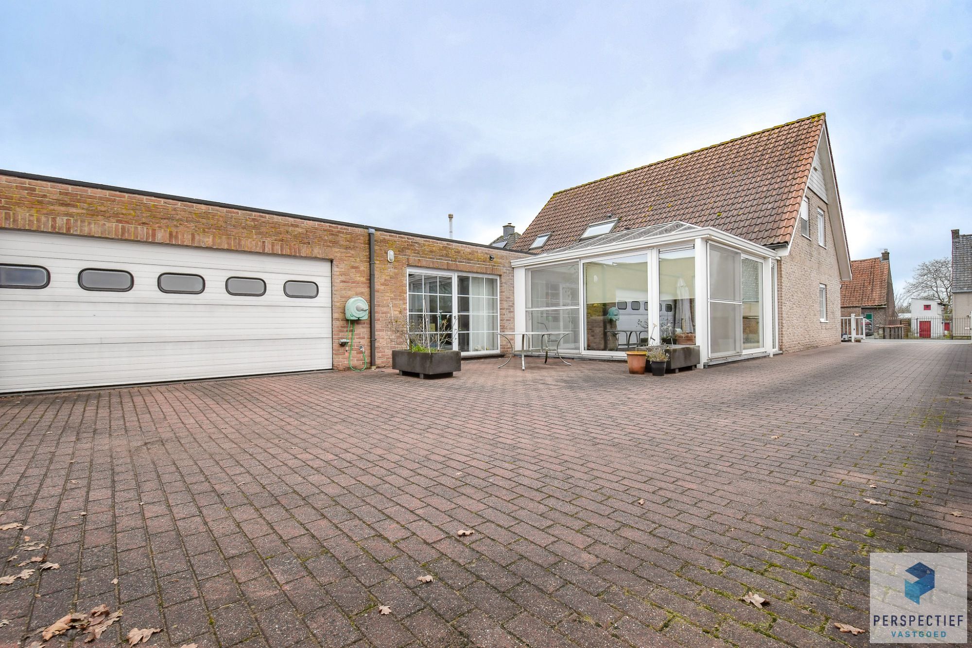 Statige ruime villa met loods en ingerichte studio in een rustige omgeving foto 3