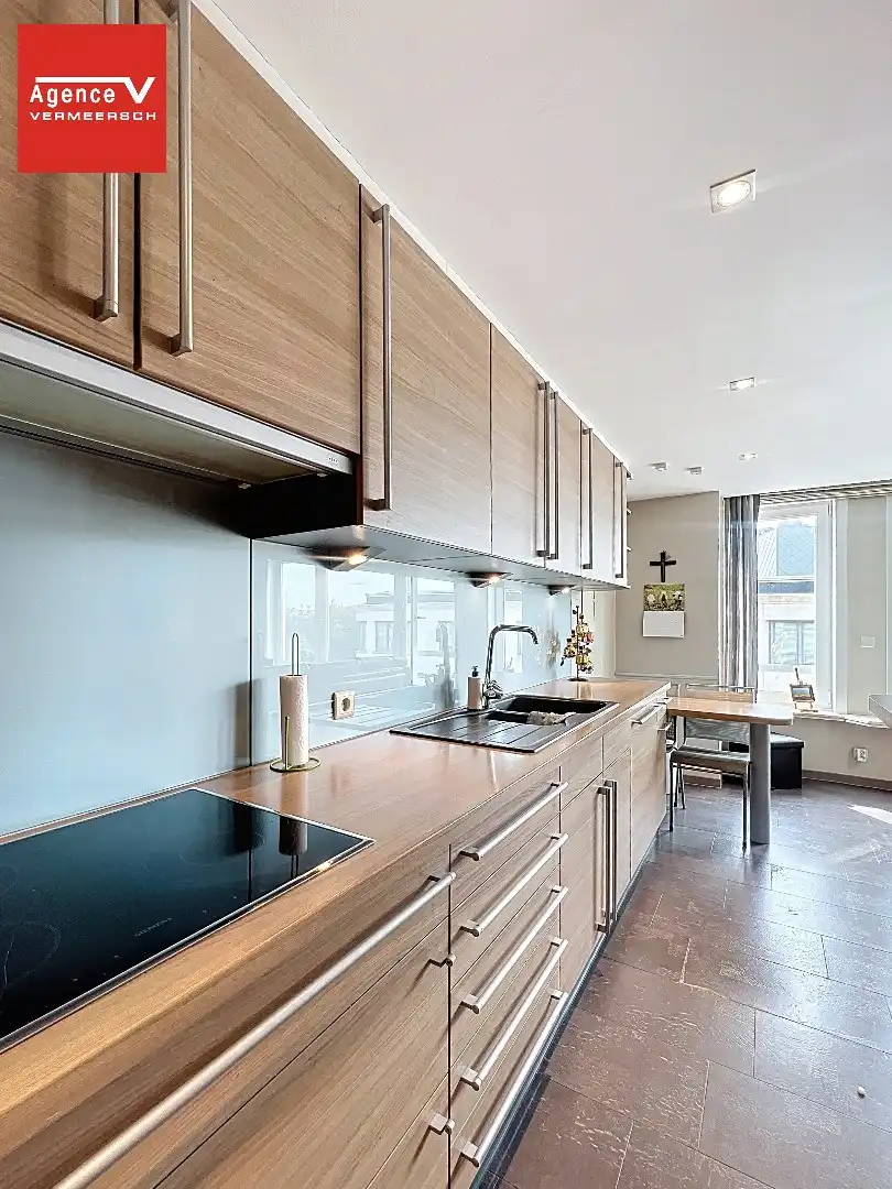 Lichtrijk en centraal gelegen 2-slkr appartement met lateraal parkzicht!  foto 4