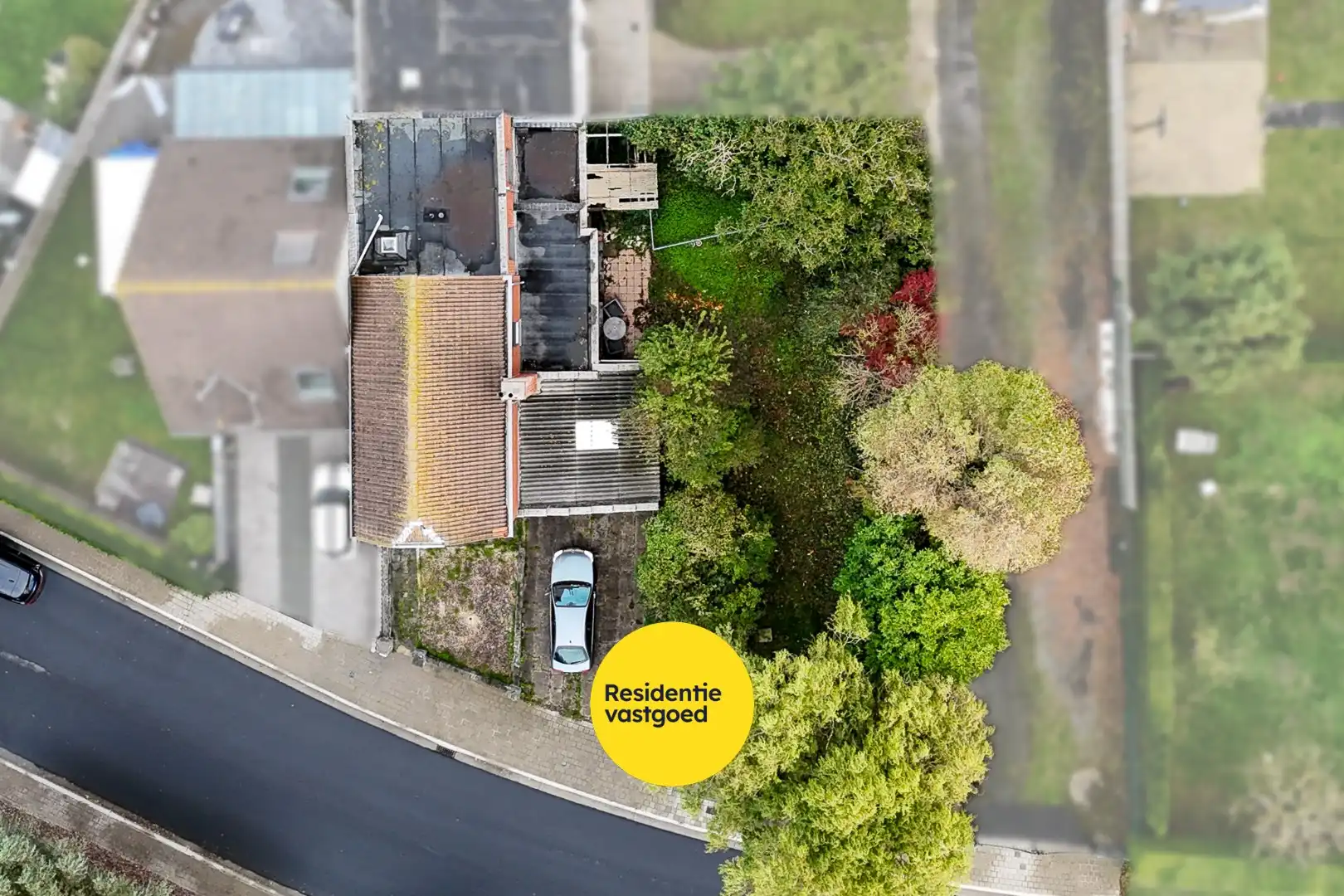 Ruime woning met dubbele garage en 6 slaapkamers in Bredene – ideaal renovatieproject foto 2