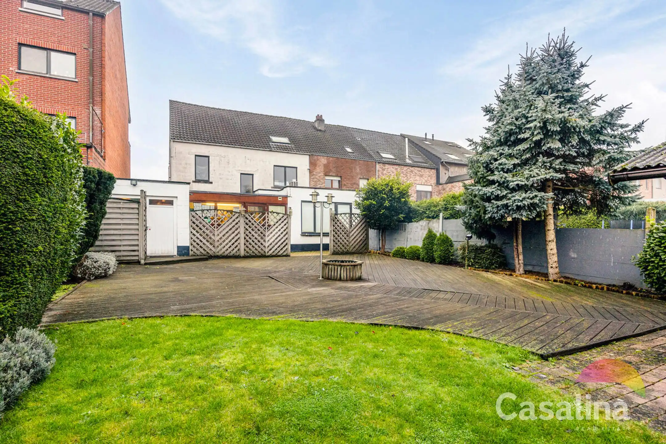 Gemengd gebouw met tal van exploitatiemogelijkheden foto {{pictureIndex}}