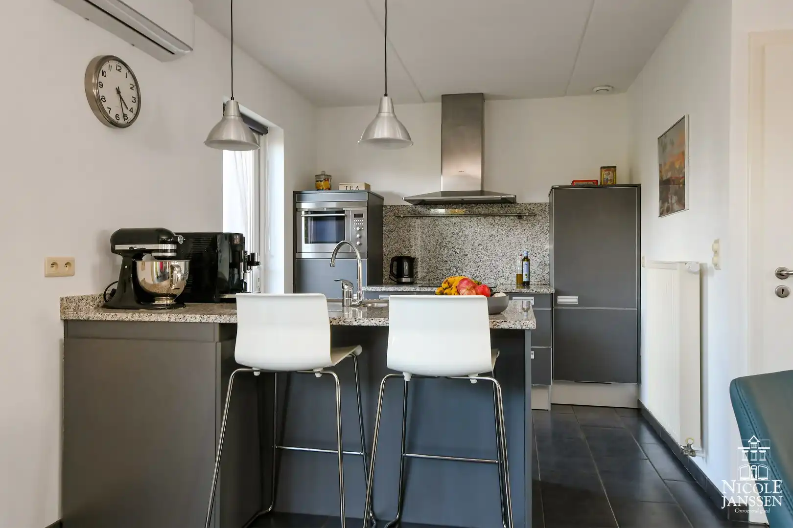 Instapklaar en ruim ingedeeld woonhuis met tuin foto 13