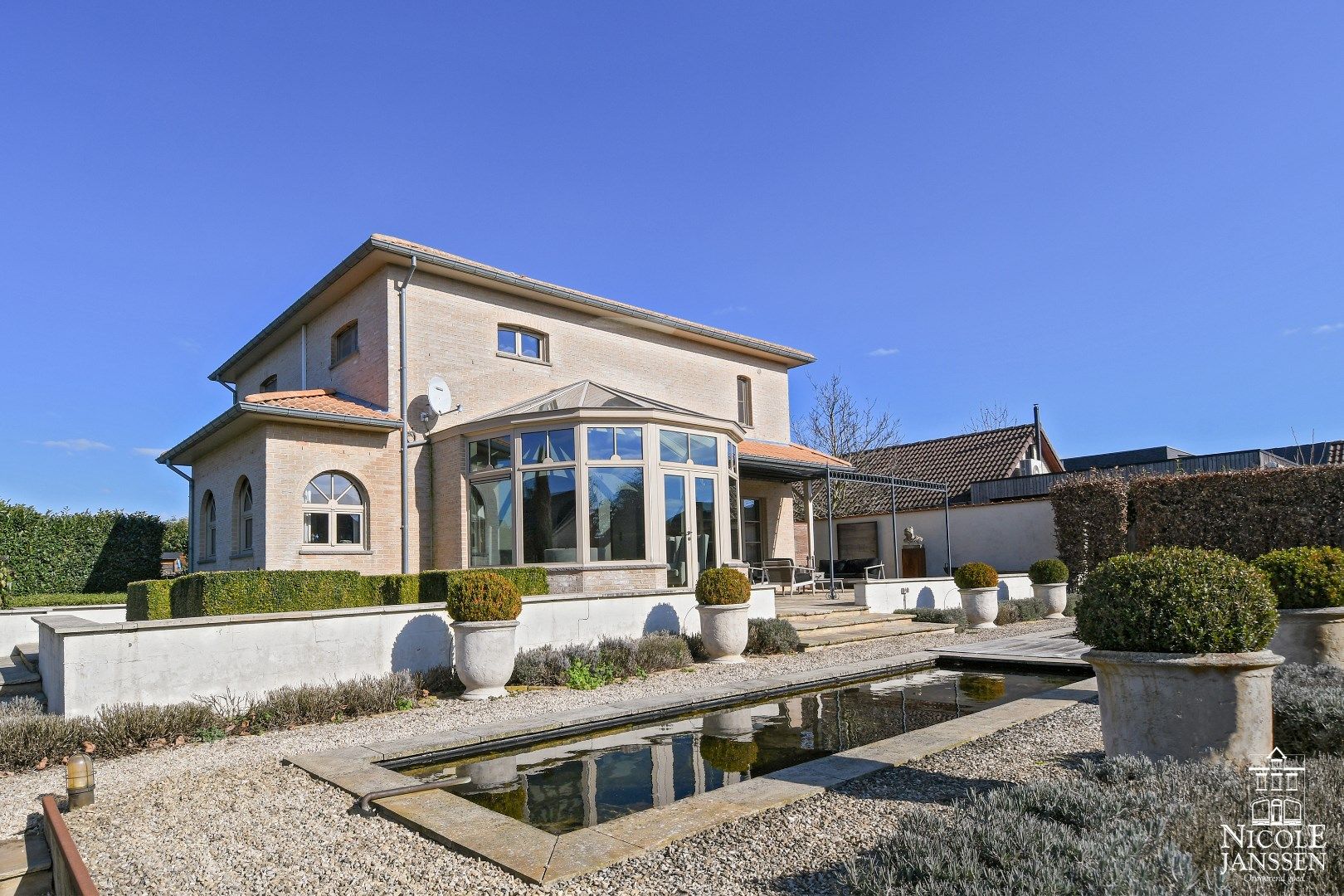 Kwalitatief afgewerkte en instapklare villa met mooi aangelegde tuin nabij het centrum  foto 31