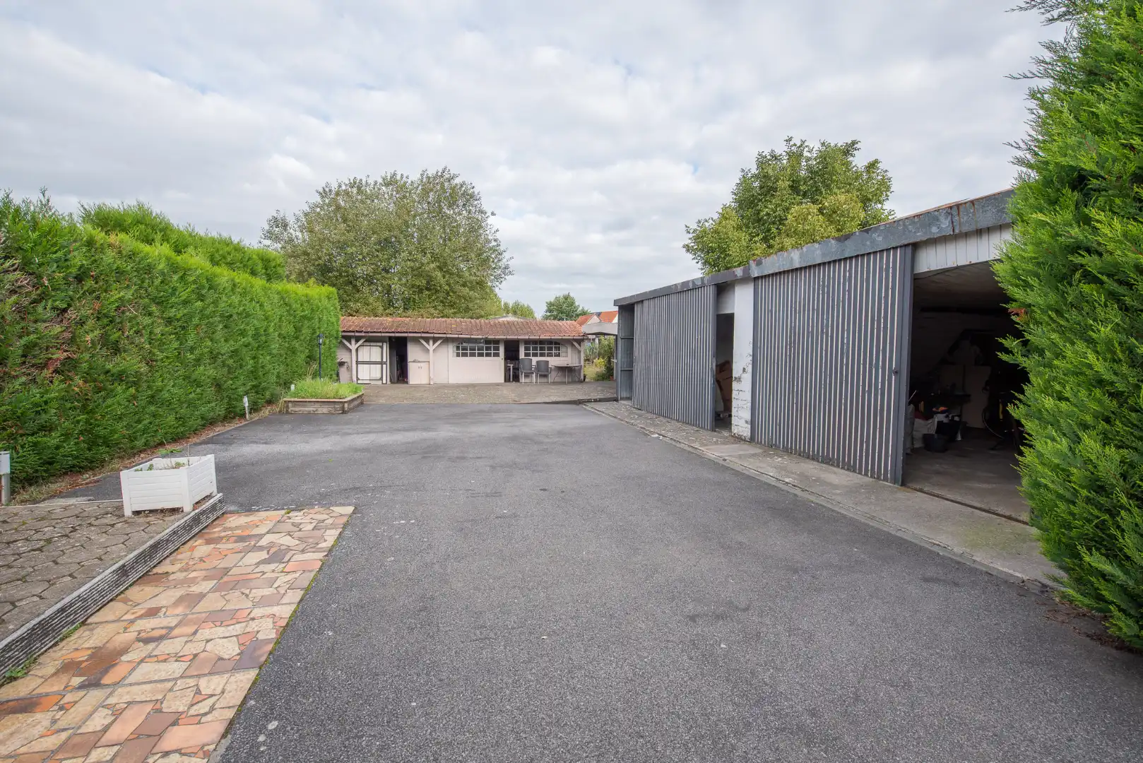 Halfopen bebouwing met 2 slaapkamers op groot perceel van 1305 m² foto 17