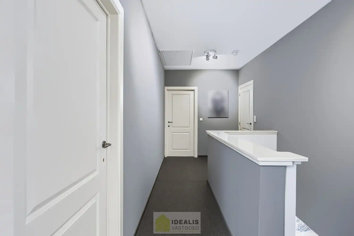 IDEALIS VASTGOED – EEN HUIS OM VERLIEFD OP TE WORDEN! DEZE PRACHTIGE INSTAPKLARE (LEVENSBESTENDIGE) VILLA MET EEN HEERLIJKE LICHTRIJKE LEEFRUIMTE VOORZIEN VAN EEN OPEN KEUKEN, 5 SLAAPKAMERS, 2 BADKAMERS, EEN PERFECT AANGELEGDE TUIN IN ALLE PRIVACY, UITGERUST MET EEN GOED VOORZIENE BUITENKEUKEN EN BIJGEBOUWEN INGERICHT VOOR WELLNESS (HOT TUB) EN BERGRUIMTE! EEN MUST VISIT VOOR ZIJ OP ZOEK NAAR MOOIE HUIZEN! foto 33