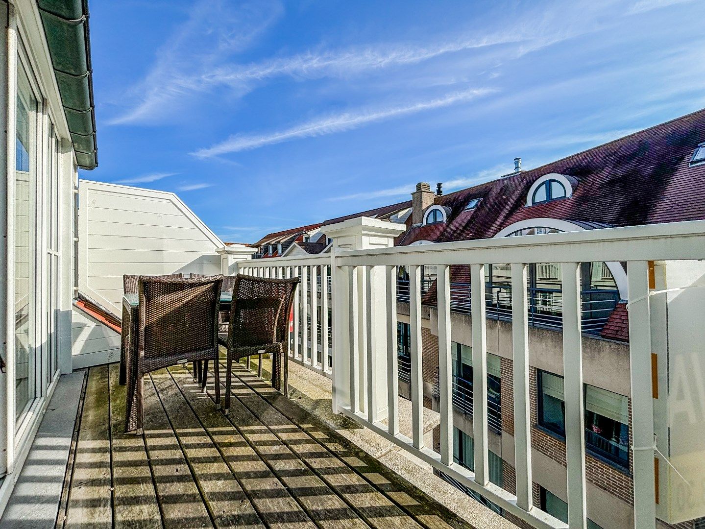 Recent en rustig gelegen duplex appartement met drie ruime slaapkamers, vlakbij de Zoutelaan en de winkels. Mog. tot parking. foto 1