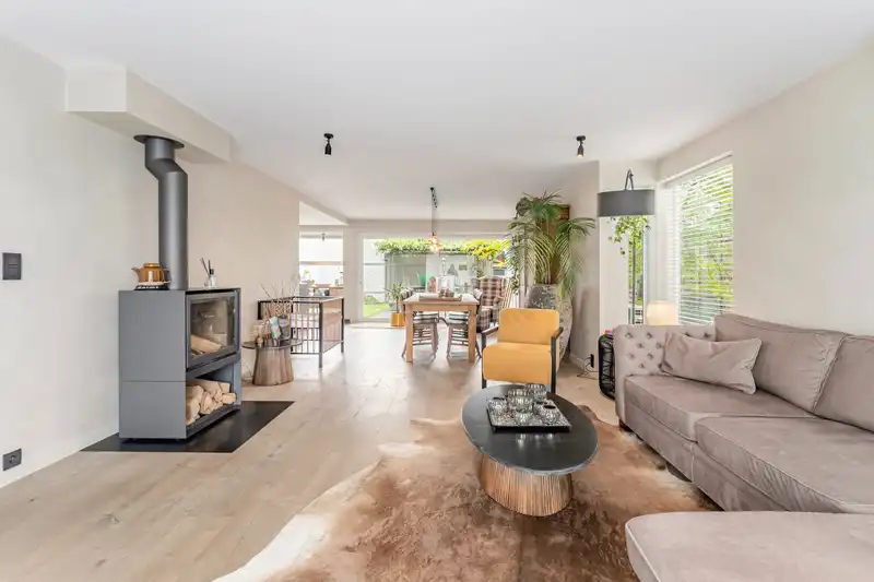 Roeselare-Gits. Opportuniteit aan de Bruggesteenweg gelegen. RUIME LUXE VILLA MET KANTOOR & MAGAZIJN , 4 slaapkamers, uiterst commercieel en zichtbaar. Recent vernieuwd ! foto 6