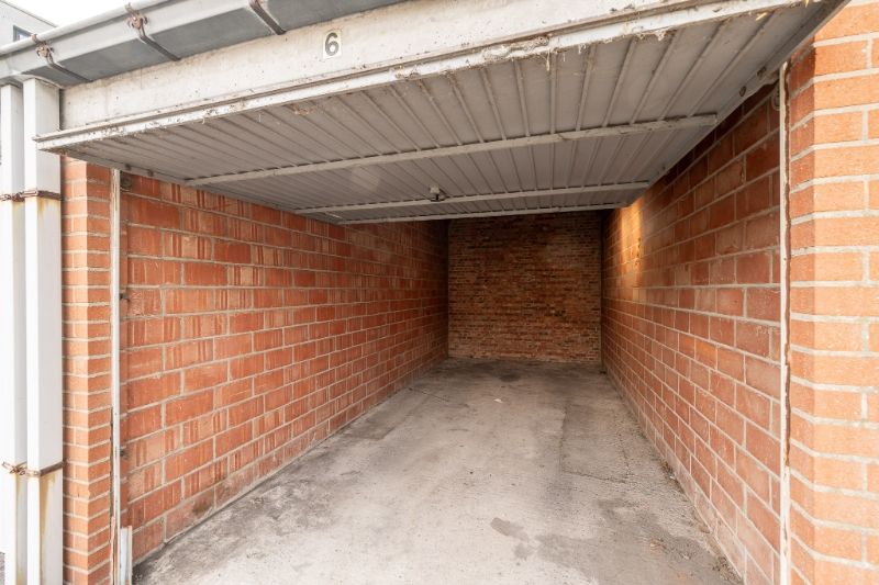Op te knappen appartement met 3 slpks en afgesloten garage. foto 20