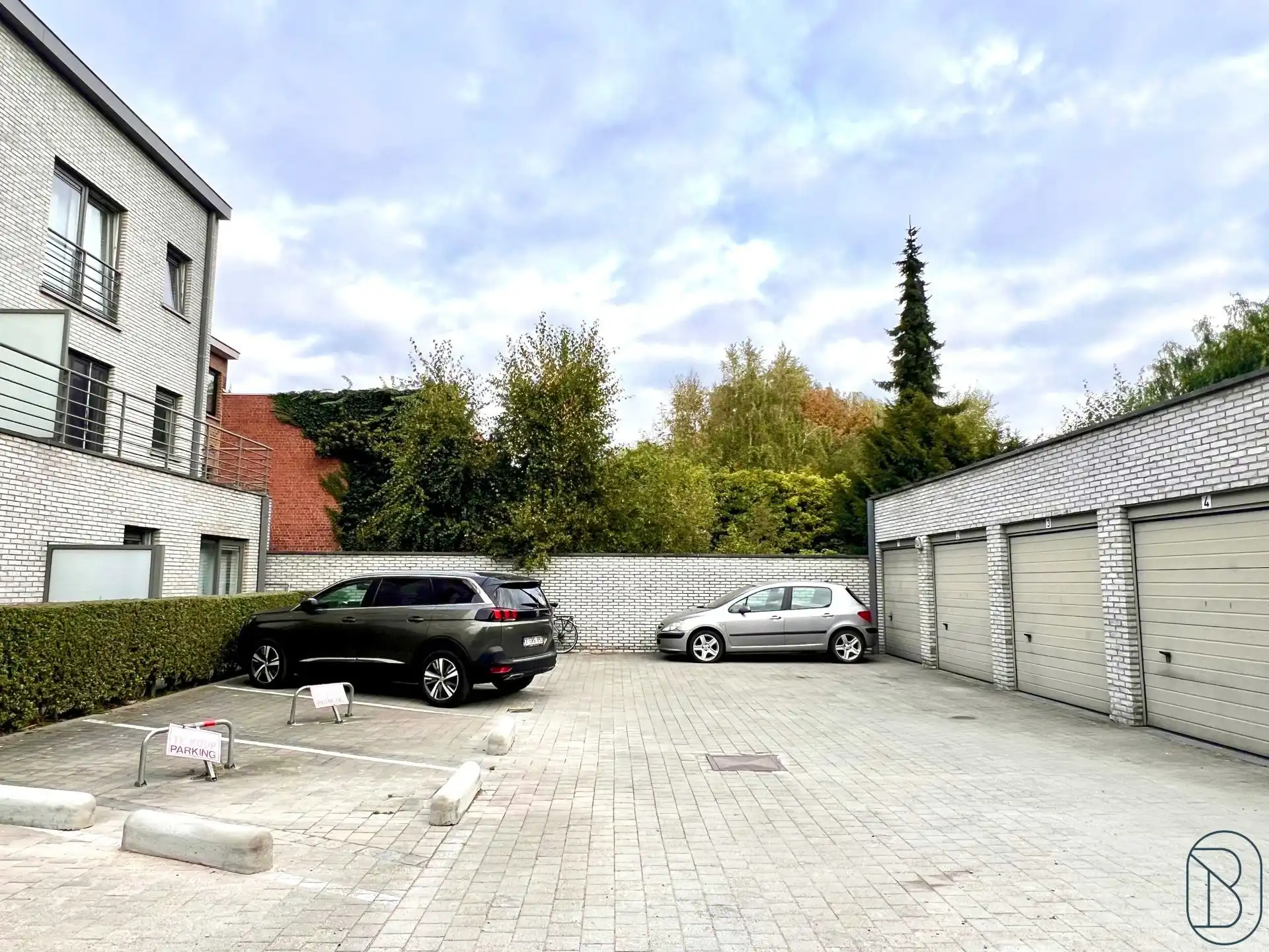 Goedgelegen autostaanplaatsen vlakbij centrum Waregem! foto 4