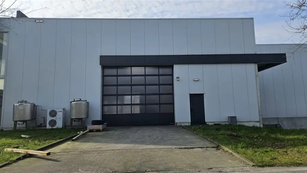 Drie afgewerkte KMO-bedrijfsgebouwen foto 4