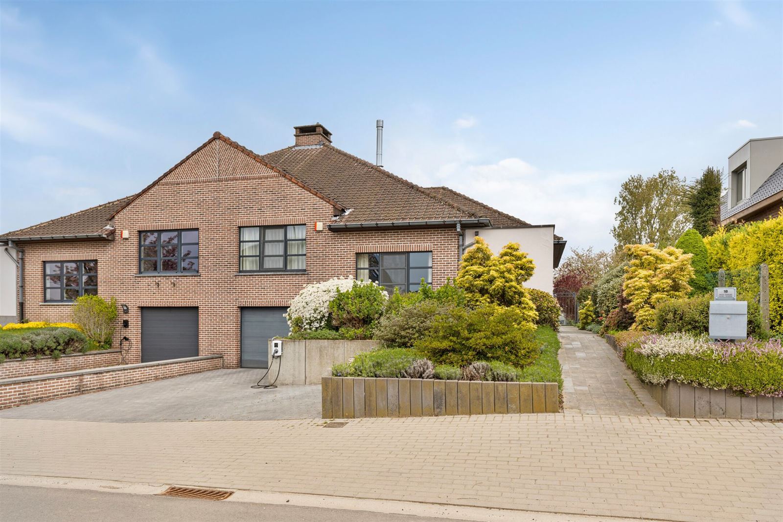 Ruime 3 gevel met 4 slaapkamers foto {{pictureIndex}}