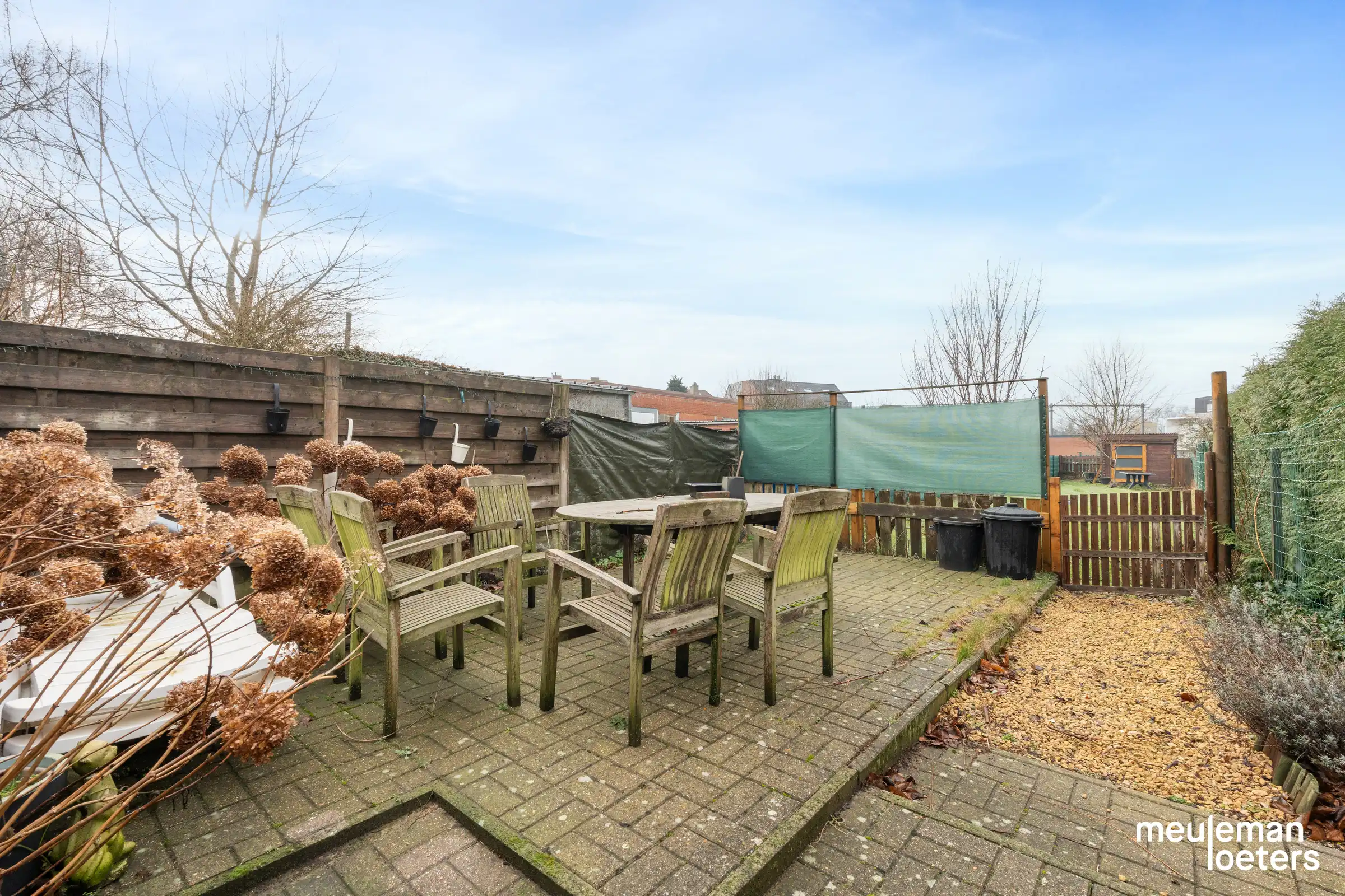 Charmante te renoveren halfopen woning met garage en ruime tuin foto 3