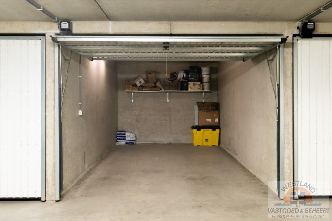Ruime gesloten garagebox in Nieuwpoort bad foto 2