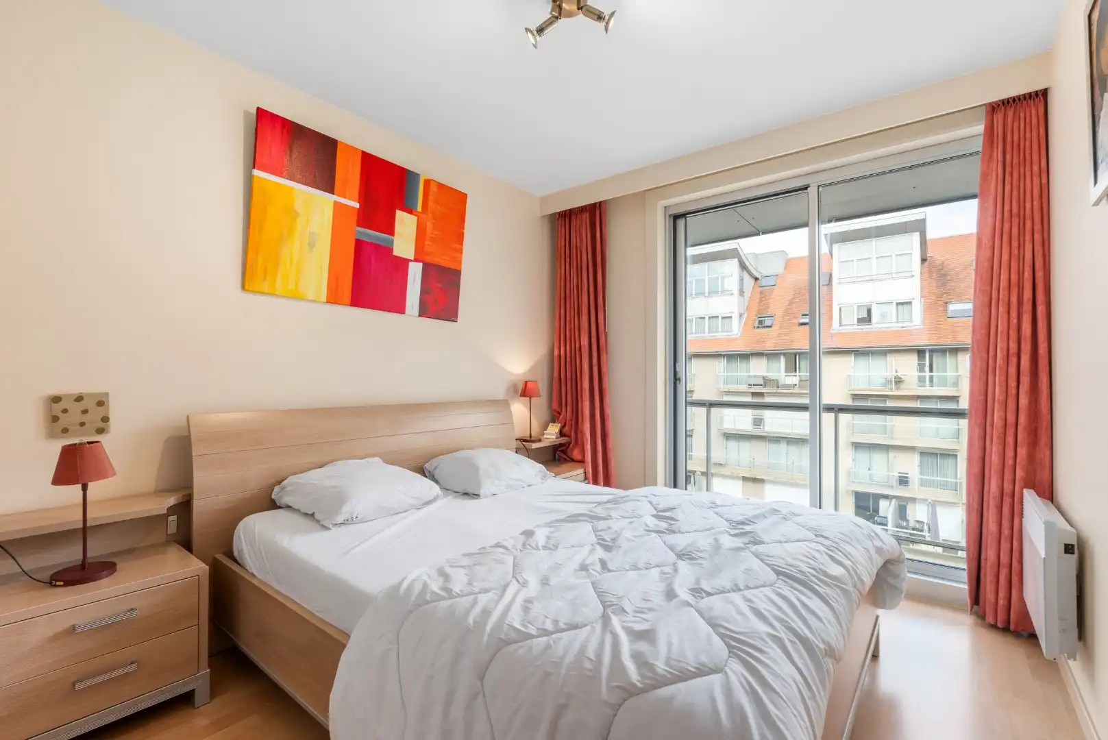 Modern gemeubeld 2 slaapkamerappartement met garage TE KOOP foto 9