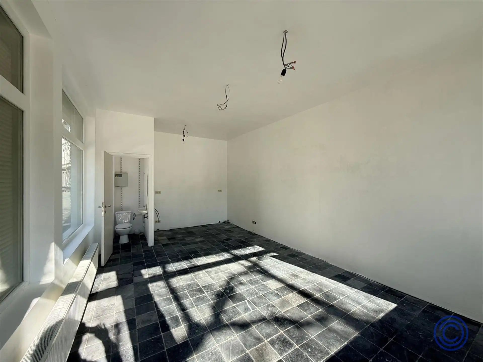 Handelspand op hoeklocatie met veel passage in Antwerpen foto 2