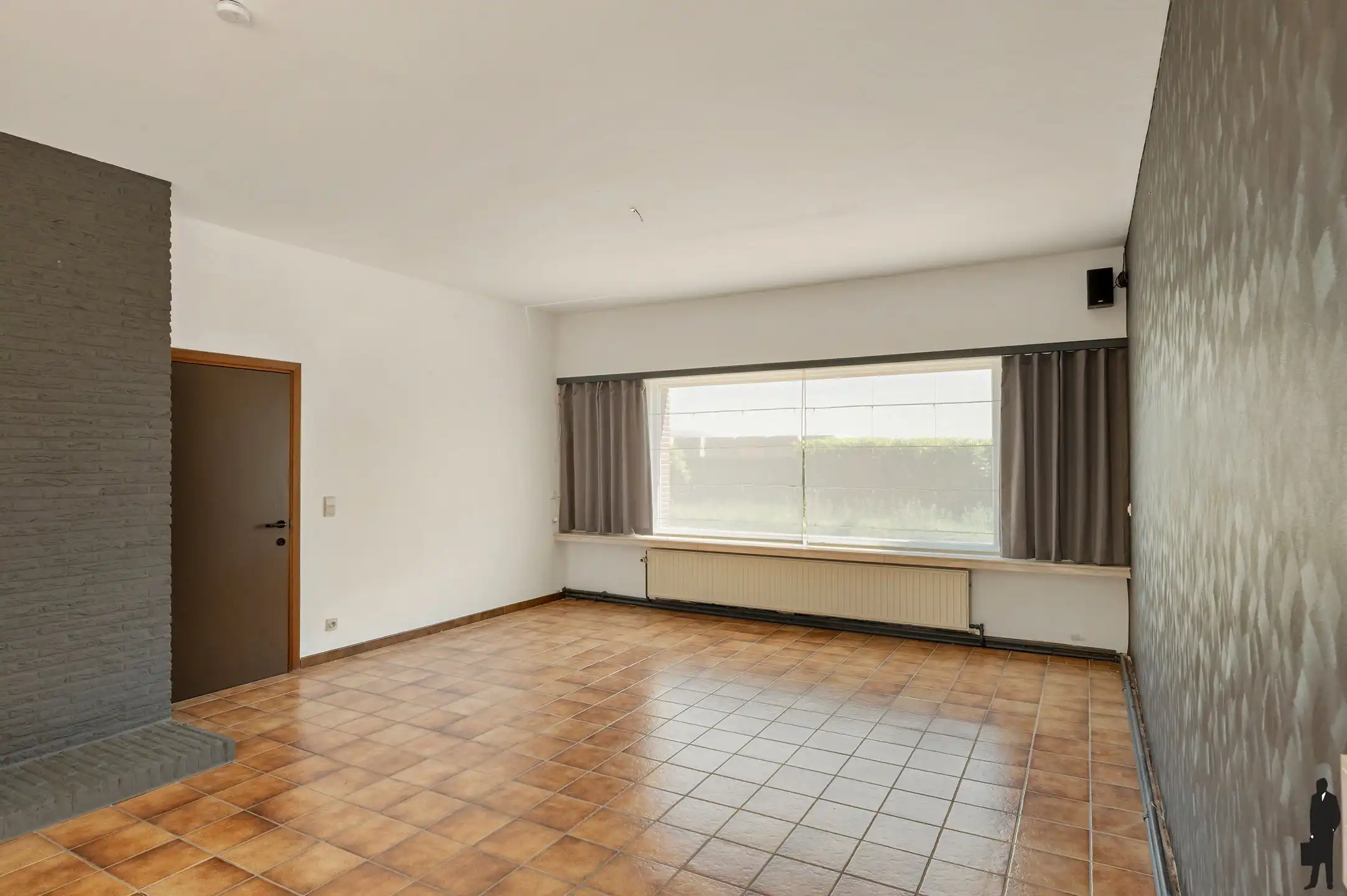Rustig gelegen ruime gezinswoning met maar liefst 7 slaapkamers, meerdere garages en tal van praktische troeven. foto 2