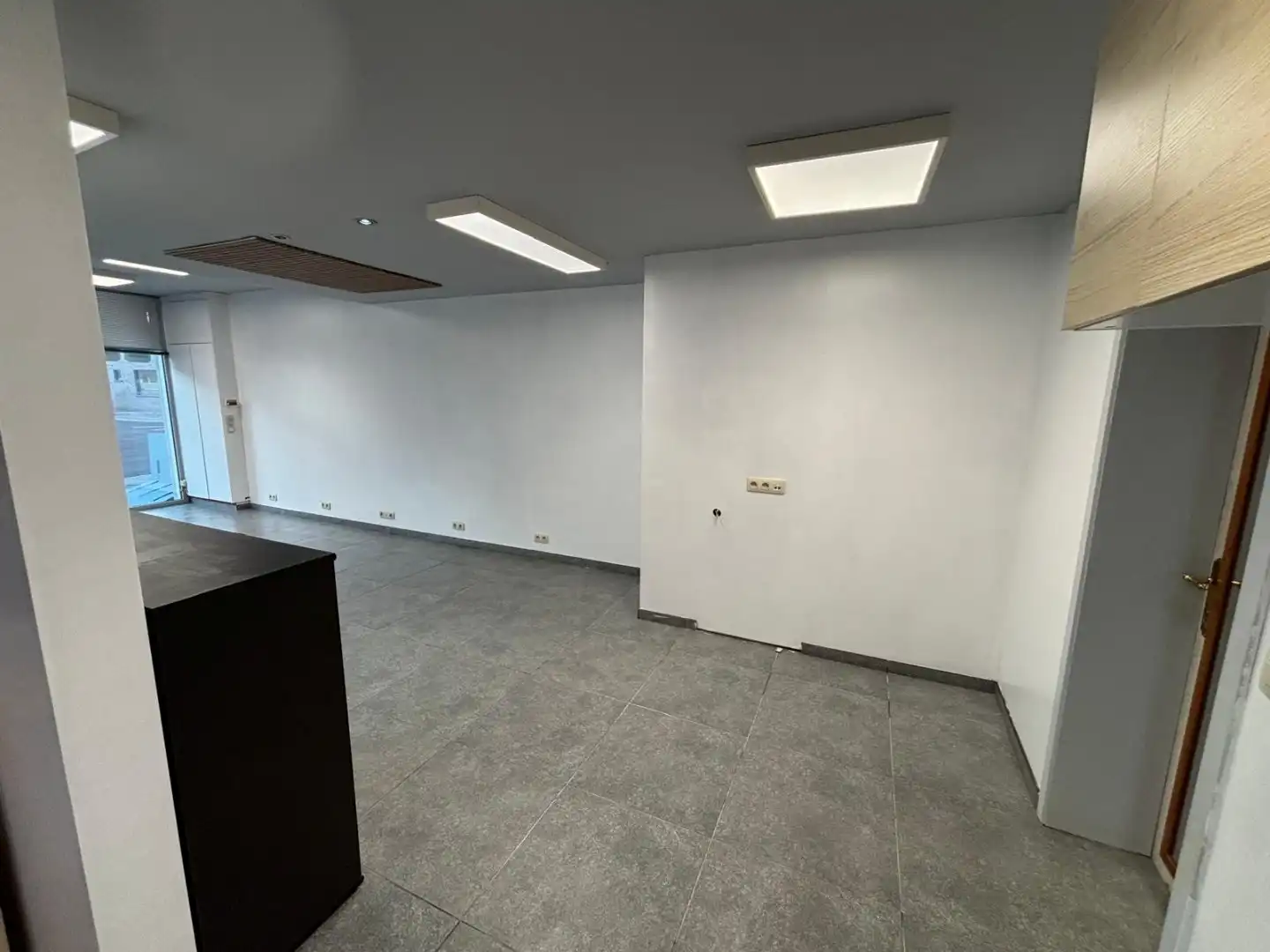 Polyvalante ruimte te huur op topligging in Sijsele! foto 4