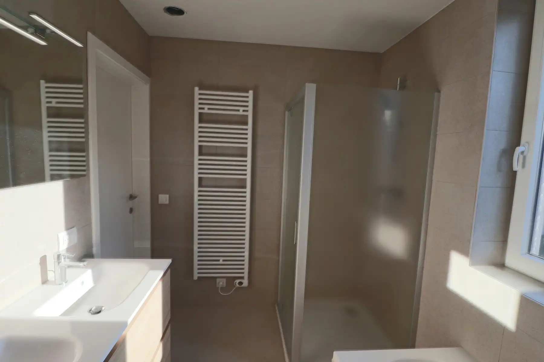 Ruime nieuwbouwwoning (163m² BO) met 3 slaapkamers, terras met tuin en brede carport. foto 6