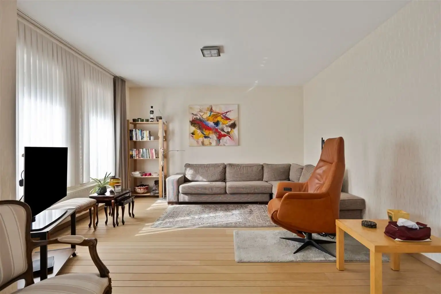 Uitzonderlijk ruim, gelijkvloers 2-slaapkamer appartement met terras en tuintje, zonnepanelen en inpandige garagebox gelegen vlakbij het centrum van Maaseik. foto 6