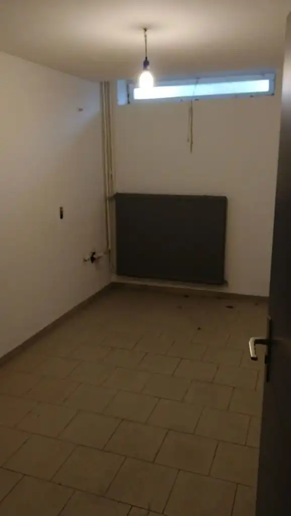 Ruime gesloten garagebox met berging  foto 2