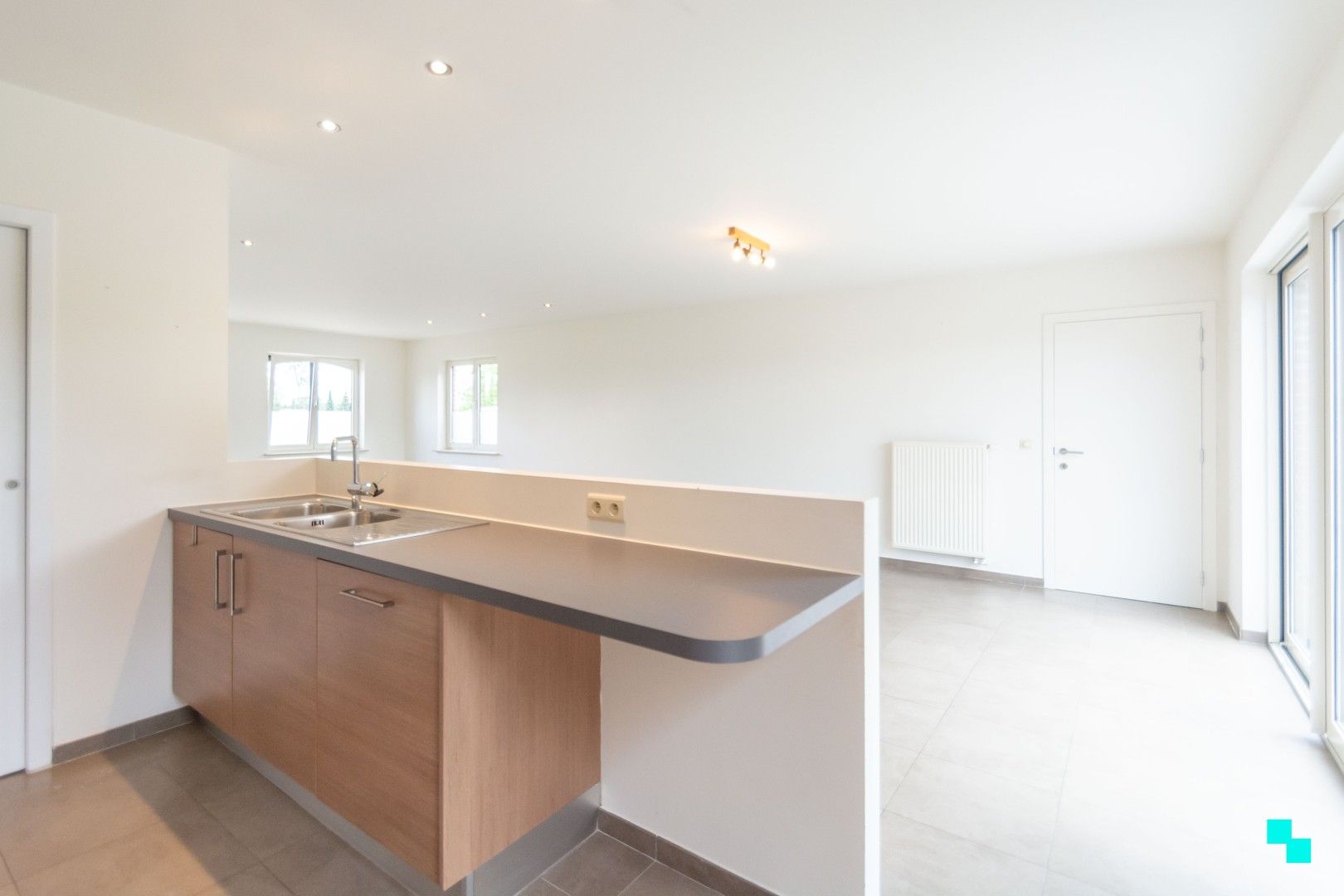 Hoogwaardige afgewerkte woning met tuin foto 9