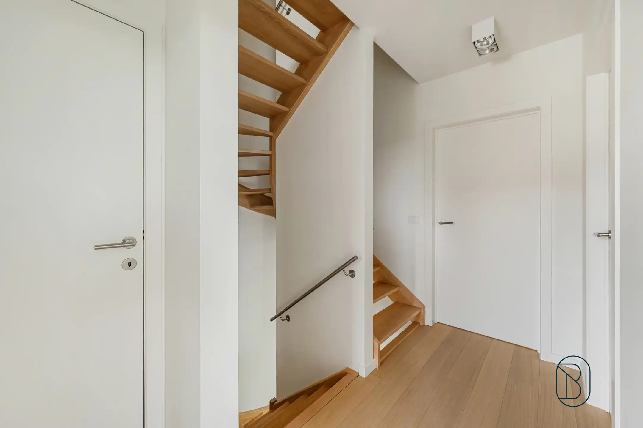 Recente halfopen bebouwing met 4 slaapkamers, tuin en garage foto 17