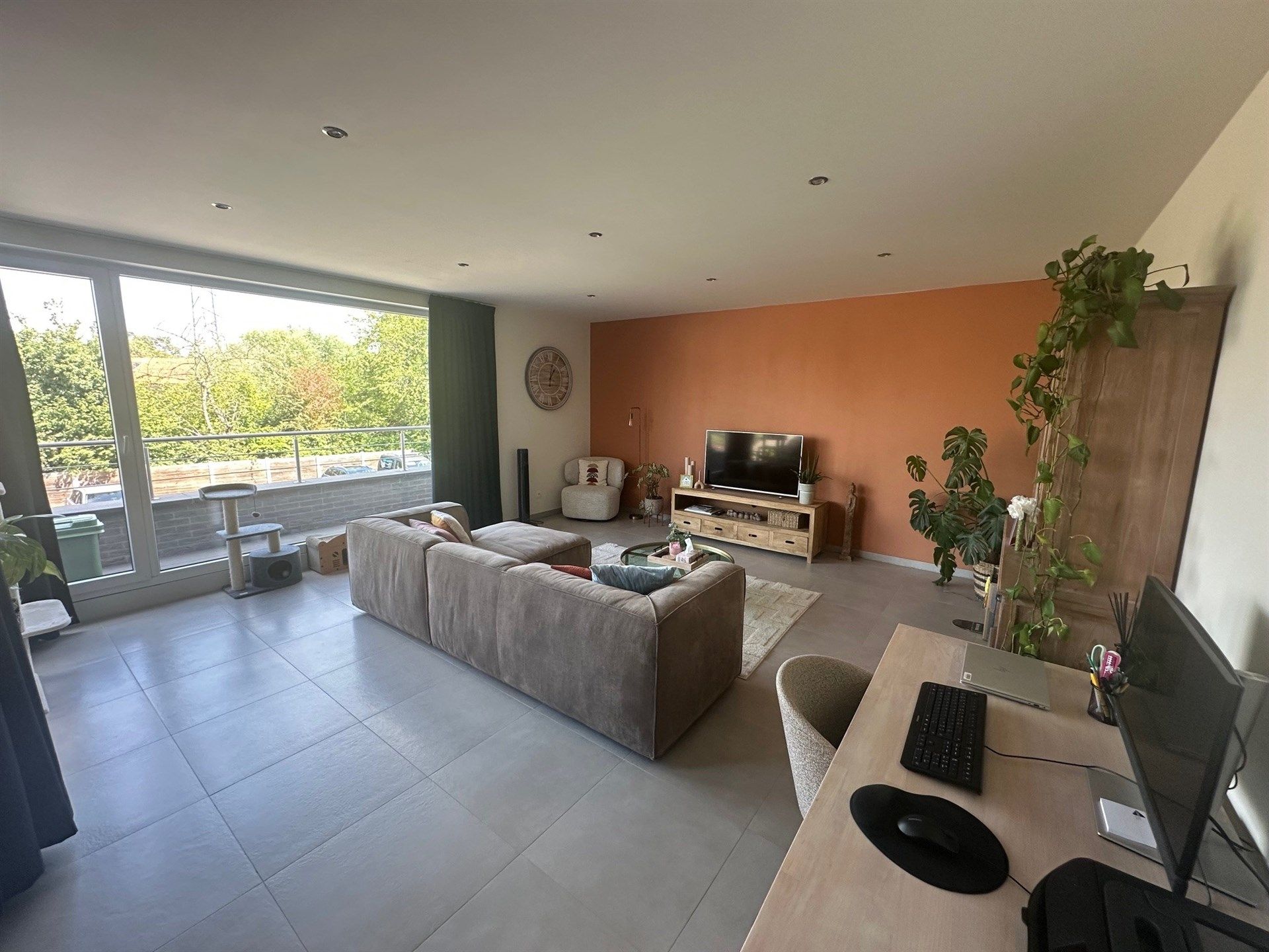 Prachtig en ruim appartement met 2 slaapkamers nabij het centrum van Erembodegem foto {{pictureIndex}}
