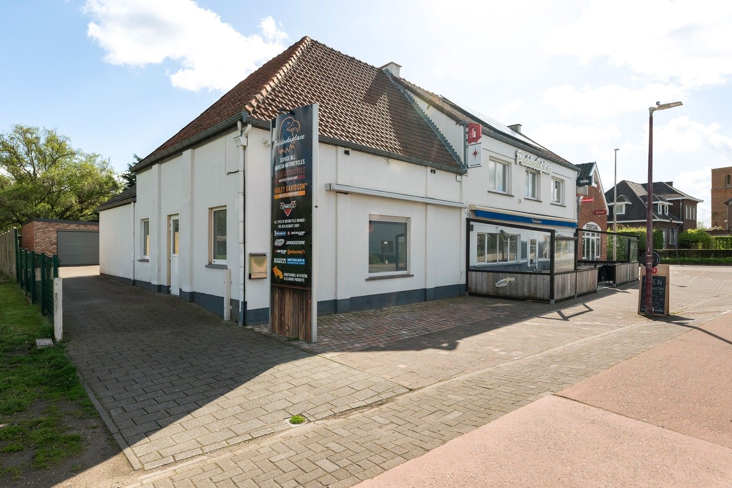 Handelspand met woonst en garage, centrumligging. foto {{pictureIndex}}