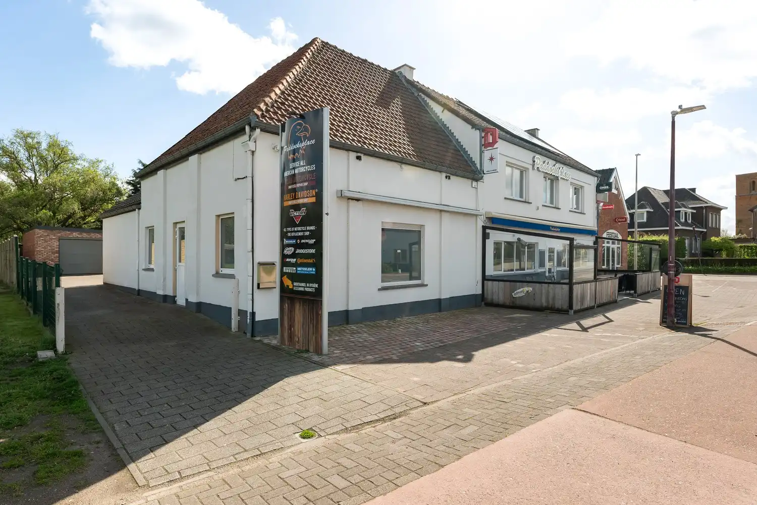 Handelspand met woonst en garage, centrumligging. foto {{pictureIndex}}