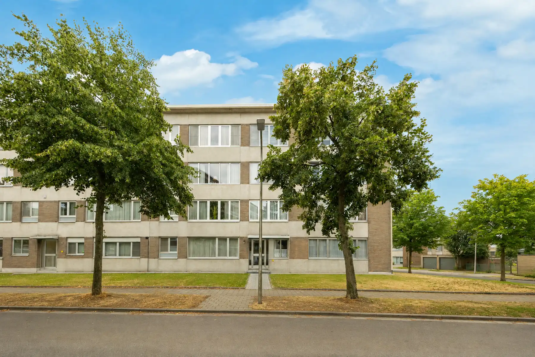 RUIM 3 SLAAPKAMERAPPARTEMENT MET TUIN & GARAGE foto {{pictureIndex}}
