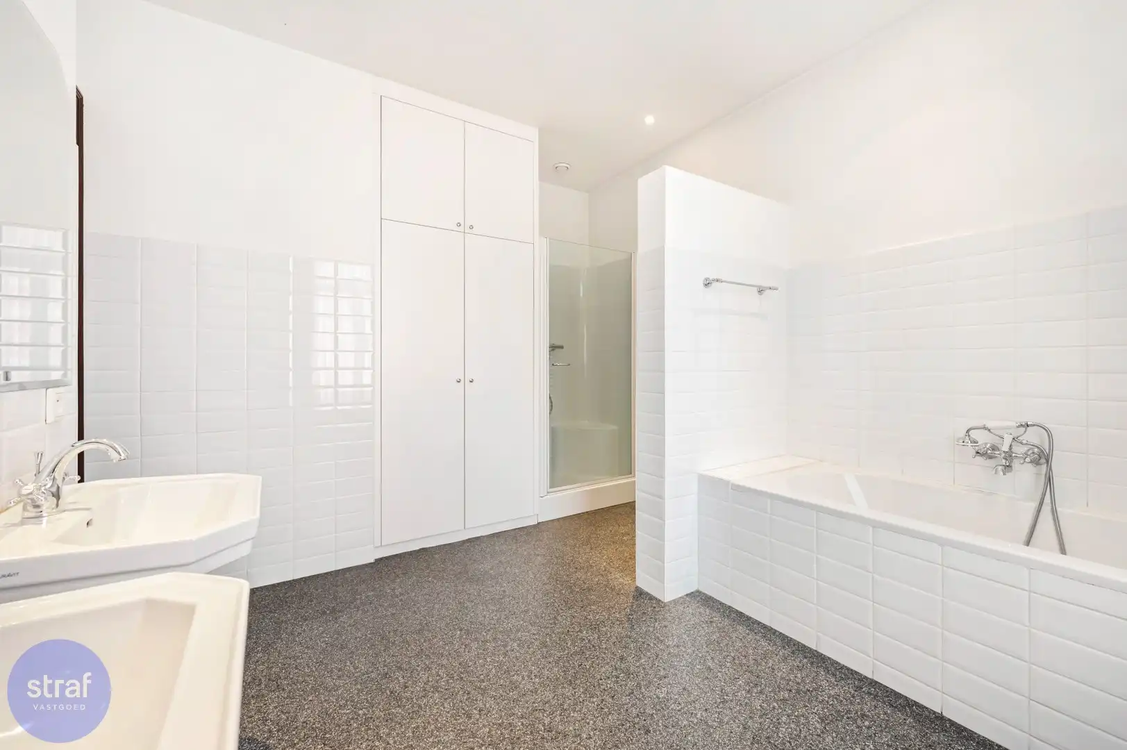 Karaktervolle woning met hoge plafonds en 2 garageboxen foto 15