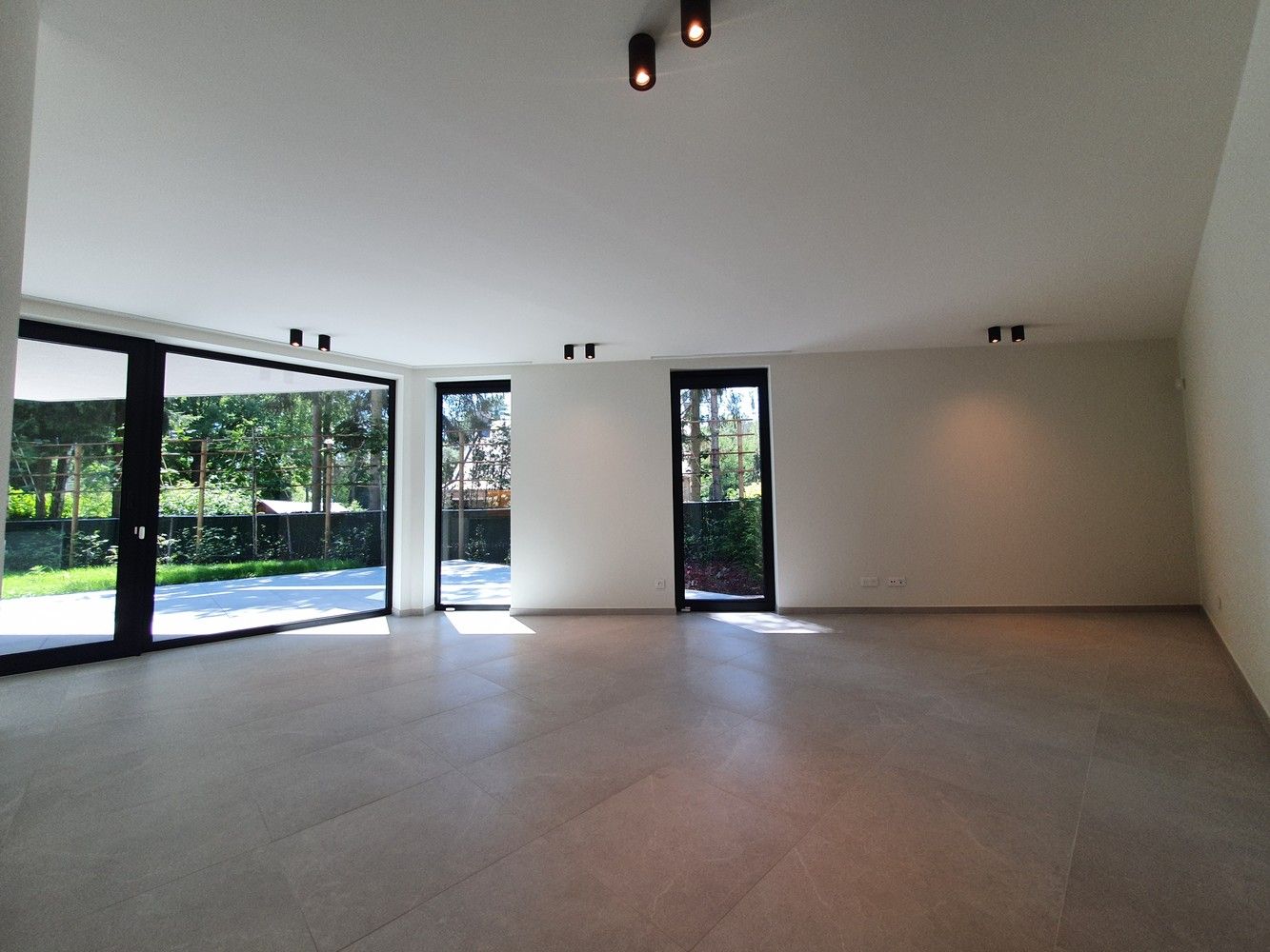 Luxueus nieuwbouwapp met 2 ruime slks en 2 prachtige terrassen (waarvan één met tuin), staanplaats en berging. foto 4