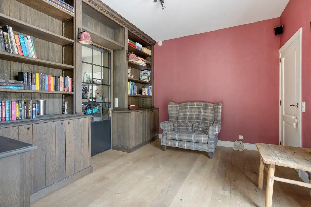 Exclusieve villa met oa 5 slaapkamers en verwarmde zwemvijver  op 2.070 m². foto 8