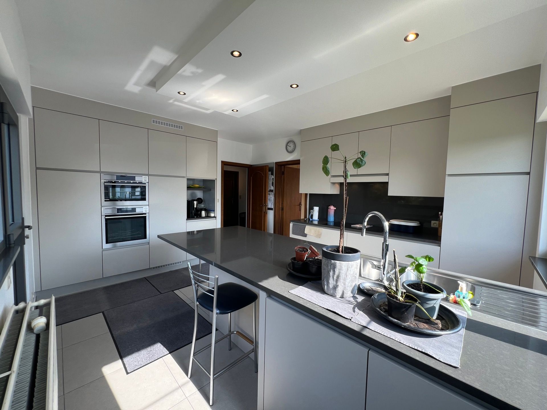 Zeer ruime en kwalitatief gerenoveerde woning nabij centrum foto 3